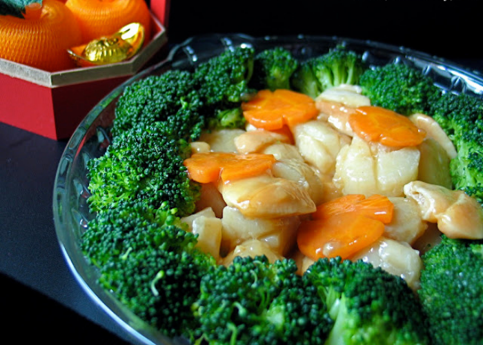 Stir-Fried Scallops and Pacific Clams with Broccoli